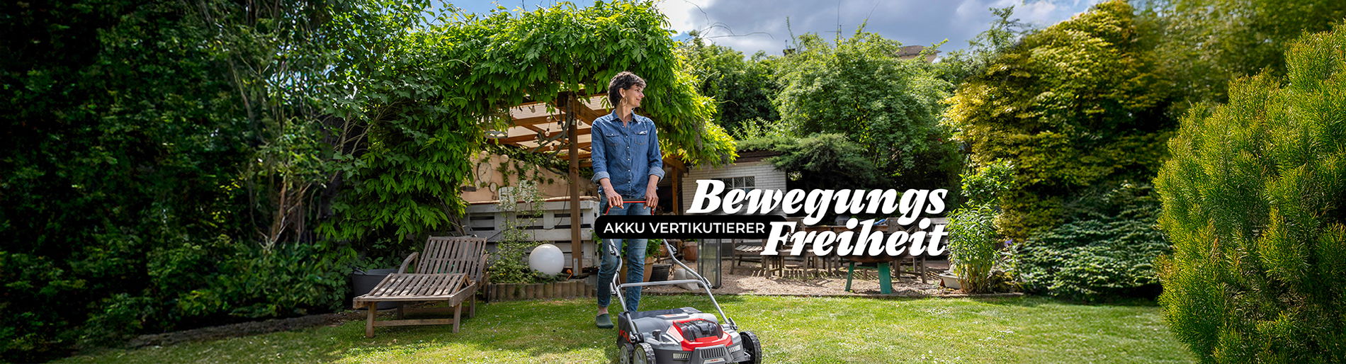 Frau  benutzt den ikra Akku Vertikutierer